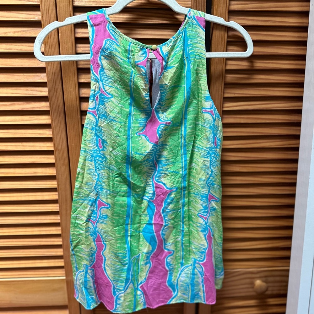 Lily Pulitzer sleeveless top. Botton in the back of top.